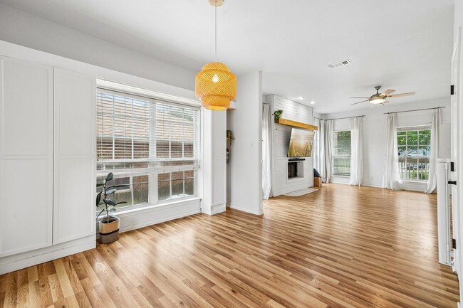 Building Photo - 15727 Knolldown