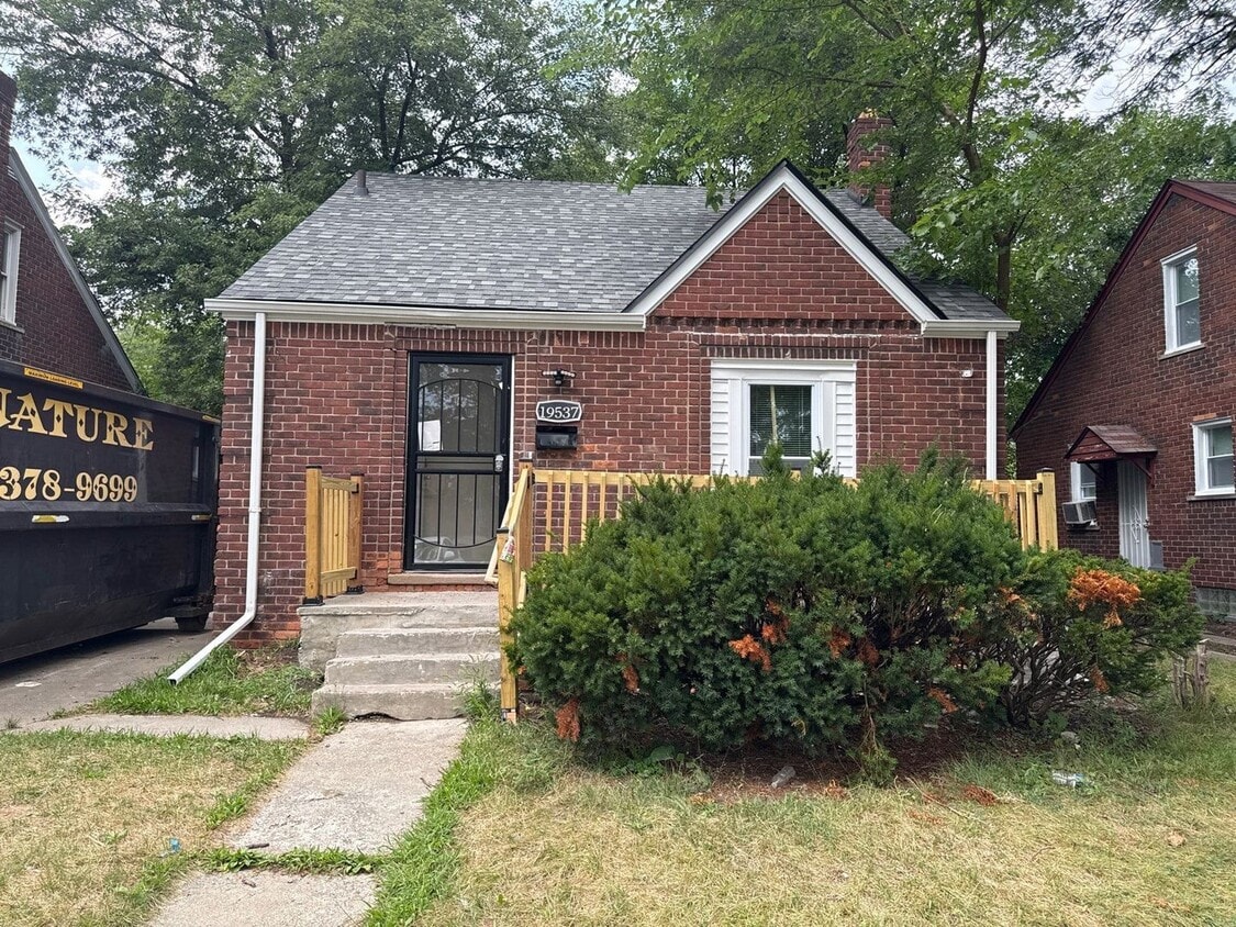 Foto principal - Fully Renovated 3-Bedroom Home – Move-In R...