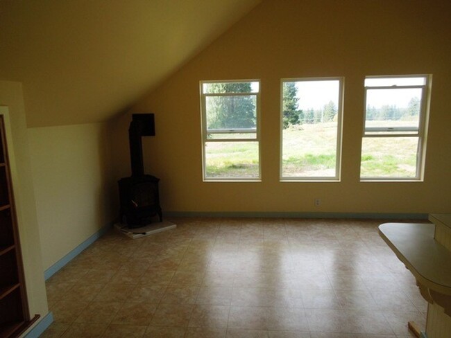 Building Photo - 1 Bedroom Apartment in the Country