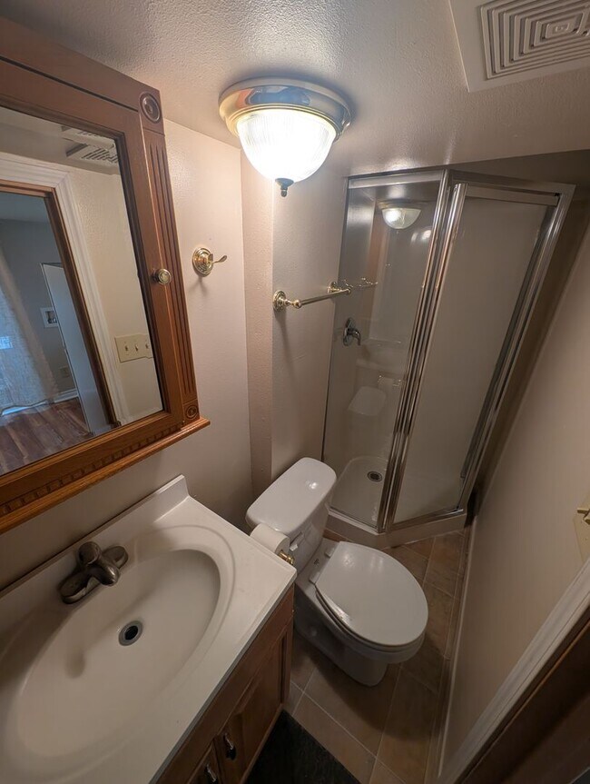 Building Photo - Adorable ADU w/ Fenced Yard in the Heart of Port Orchard - Available NOW!