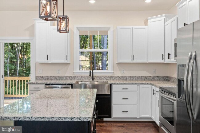 Building Photo - Adorable, Newer Home