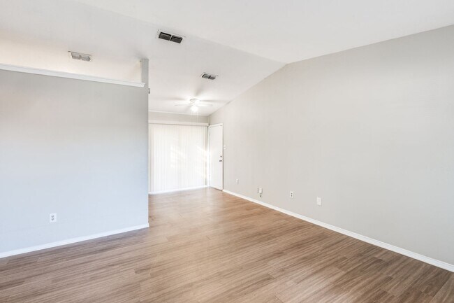 Foto del edificio - 2326 Newbury Dr