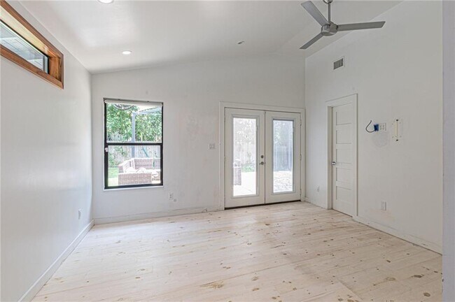 Building Photo - 5411 Manor Rd