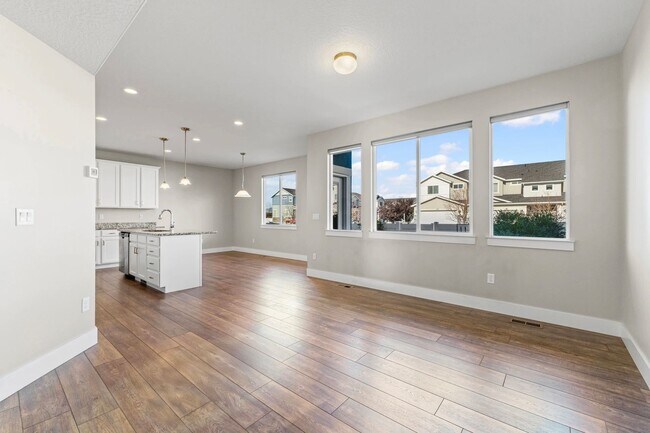 Foto del edificio - Upgraded 4-Bed Townhome with Finished Base...