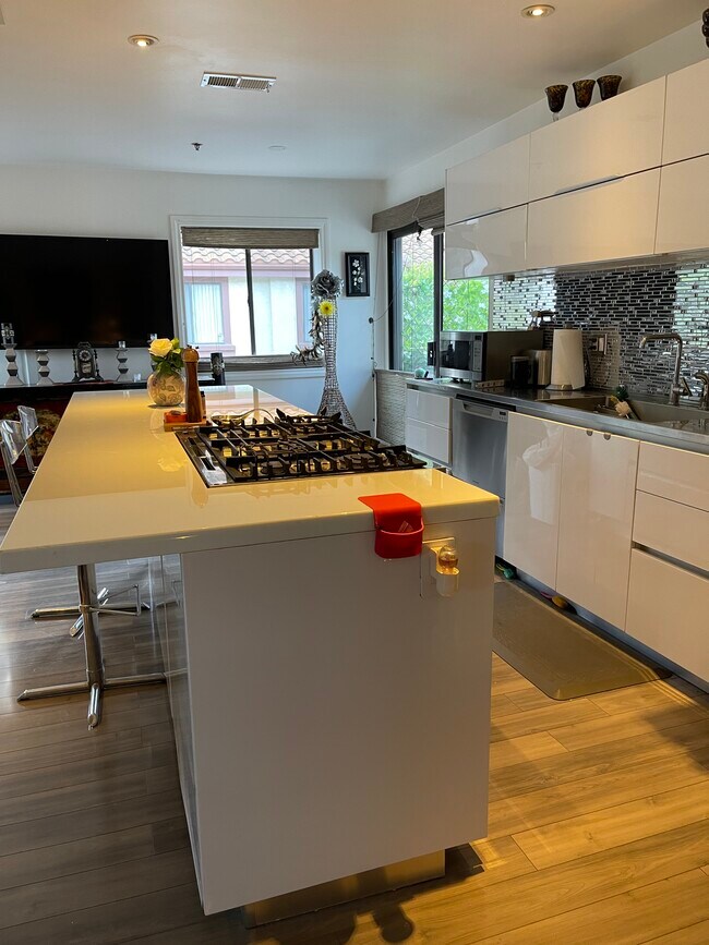 Building Photo - 549 Palisades Dr