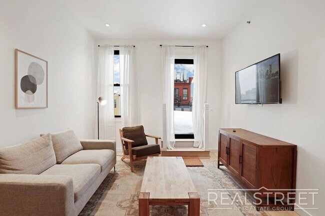 Foto del edificio - Spacious Bushwick 6BR with Open Kitchen, Laundry & Roof Deck