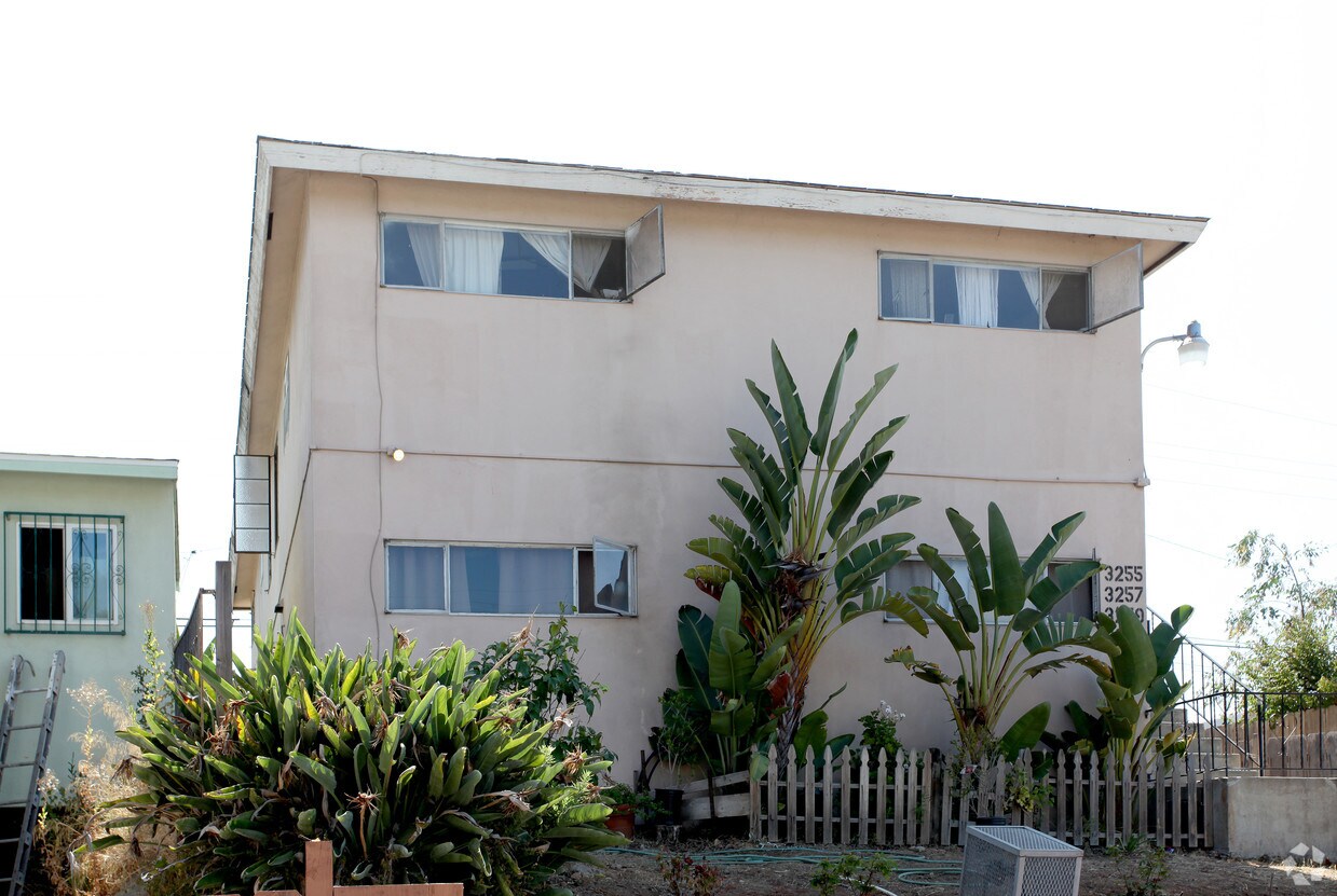 Foto del edificio - 3255-3261 Euclid Ave