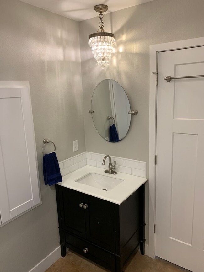 Building Photo - Charming 1 bdrm 1 bath lower level Manitou...