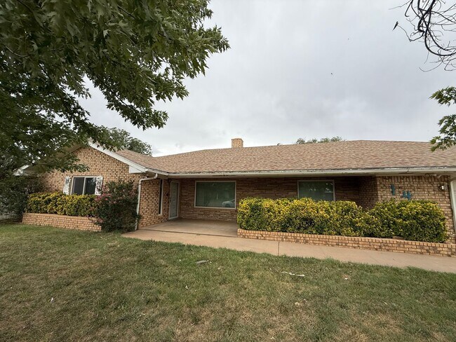 Foto del edificio - 3 Bed 3 Bath spacious home, with extra craft room, Lovely Backyard