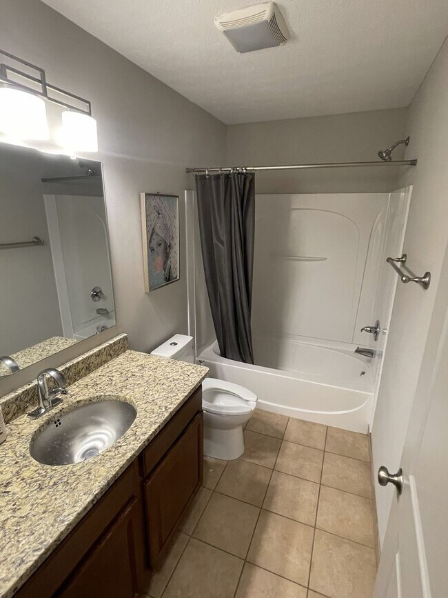 Foto del edificio - 94-96-96 McMillen Ave