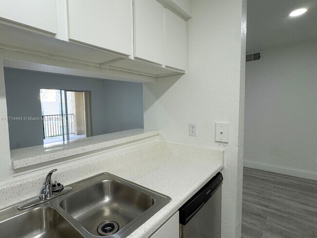 Foto del edificio - 755 Riverside Dr