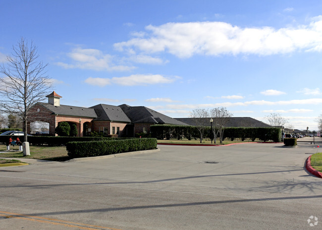 Building Photo - Maplewood Crossing Apartments