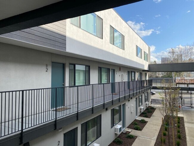 Building Photo - ** $1500 Off First Month's Rent!** Renovat...