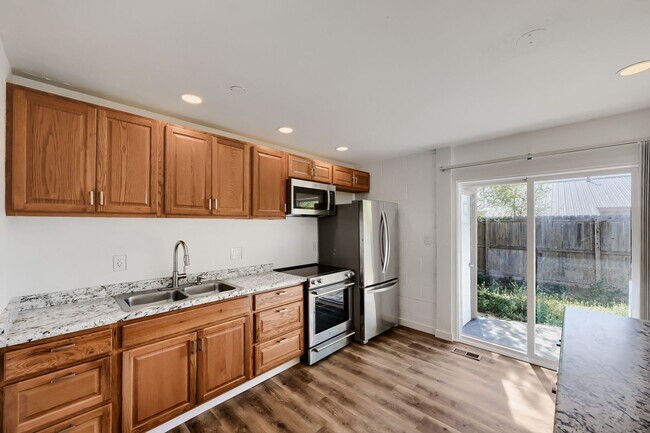 Foto del edificio - Move in ready unit on Fairway!