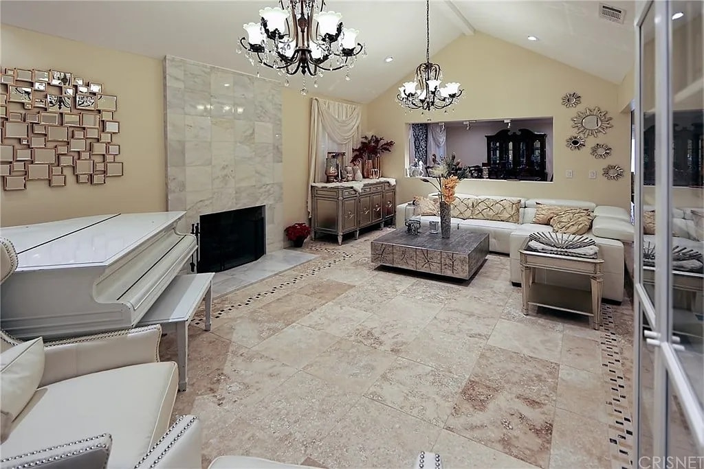 Family Room - 16513 Moorpark St