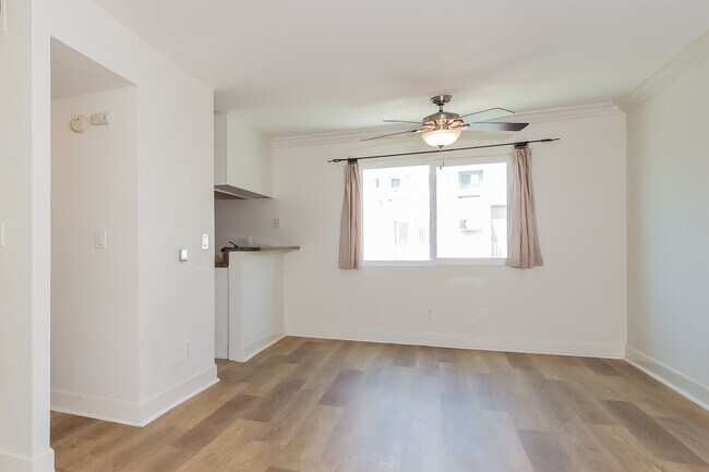 Foto del edificio - 7045 Woodley Ave