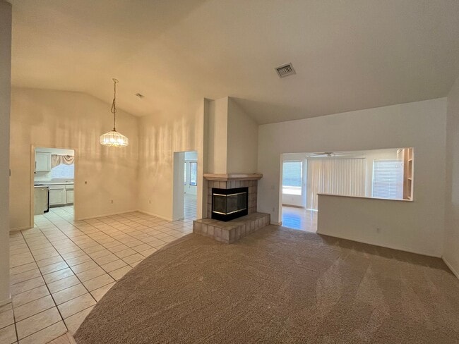 Building Photo - Single story- 2 beds and 2 bath with a den...