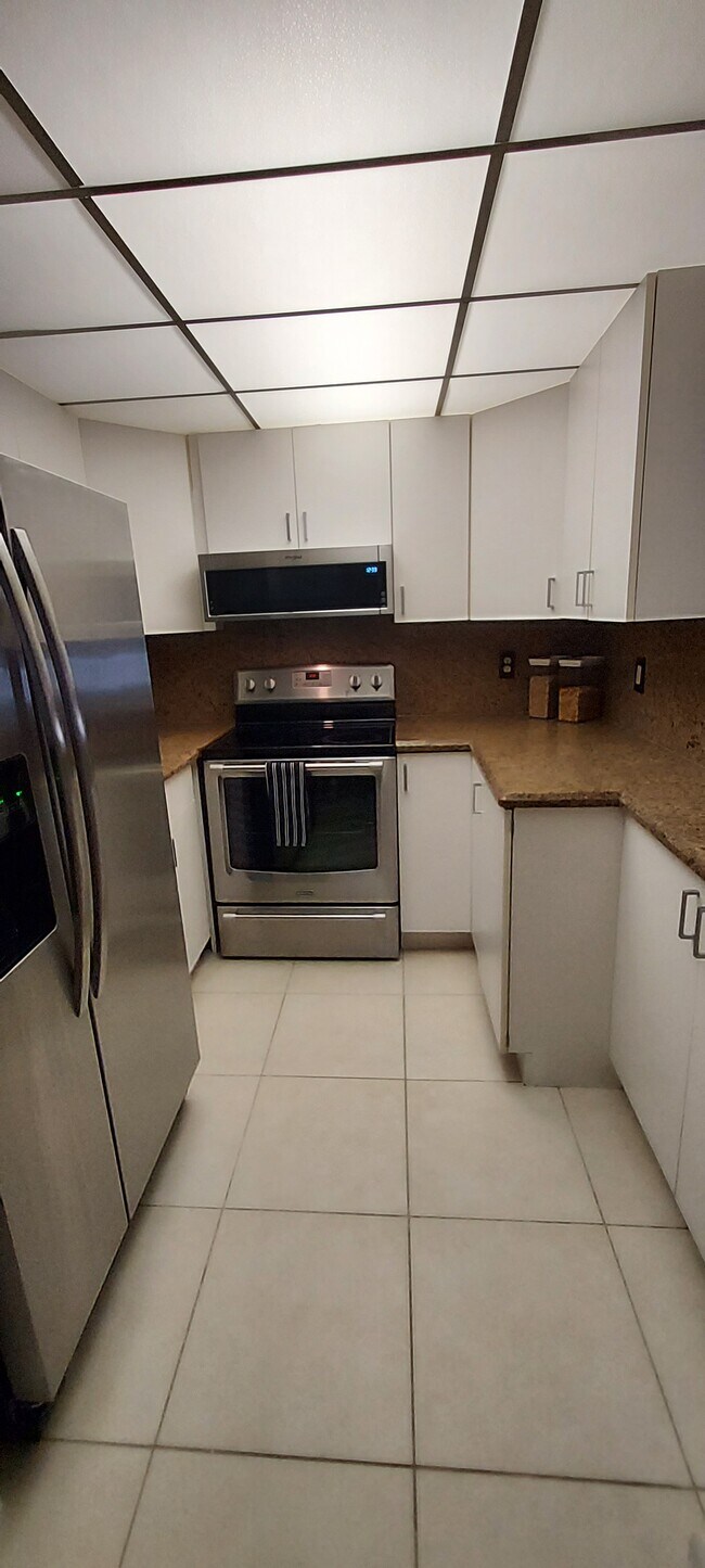 Building Photo - 484 Fanshaw L