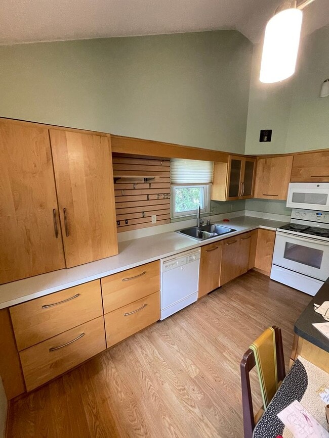 Building Photo - AVAILABLE AUGUST 18TH - Gorgeous 3 Bed 2 b...