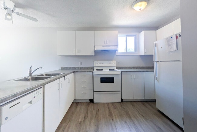 Building Photo - Student Rental at 32 Noecker!
