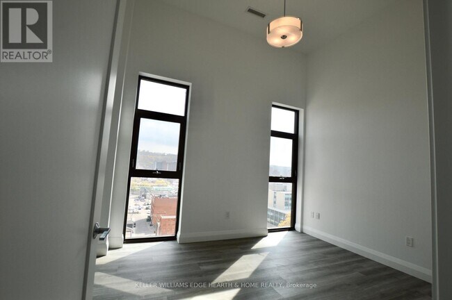 Building Photo - 118 King St E