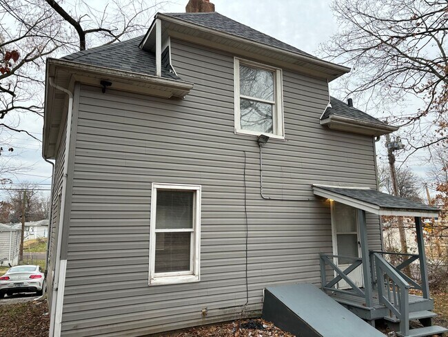 Foto del edificio - COMING SOON ! 2 STORY - Large 3 Bedroom 1 Bath Home 2 Story