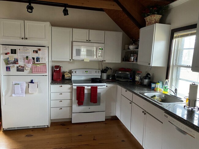 Kitchen - 817 Summit Grove Ave