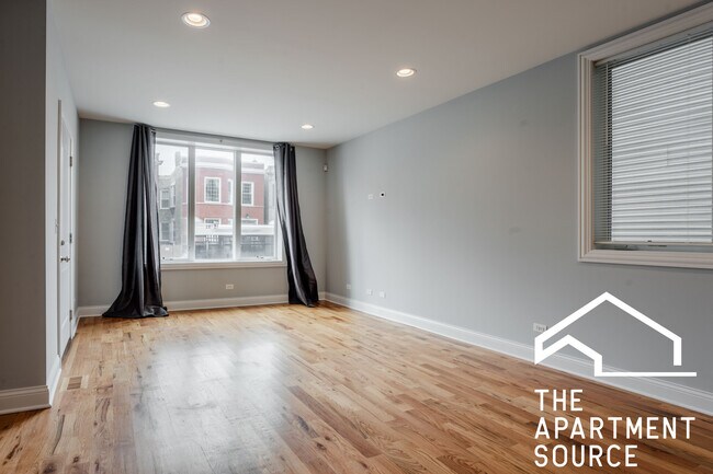 Foto del edificio - 2450 W Diversey Ave
