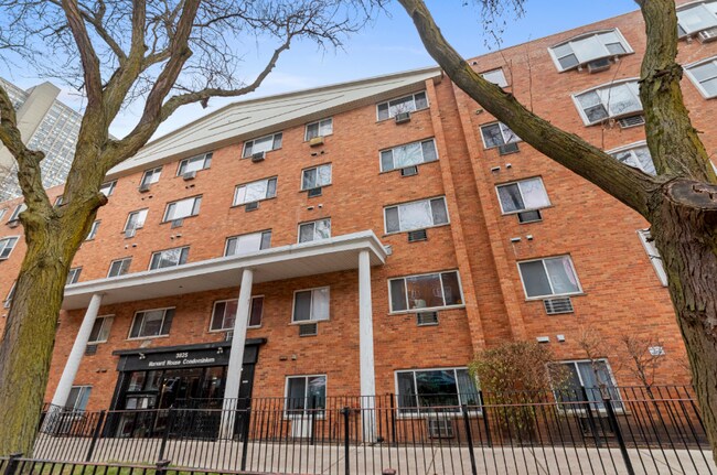 Foto del edificio - 3825 N Pine Grove Ave