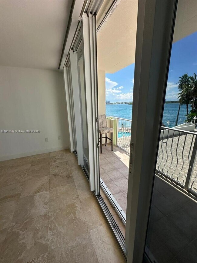 Foto del edificio - 10350 W Bay Harbor Dr