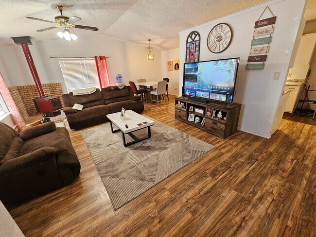 Foto del edificio - 3 Bedroom/2 Bath Home with a 2-Car Garage
