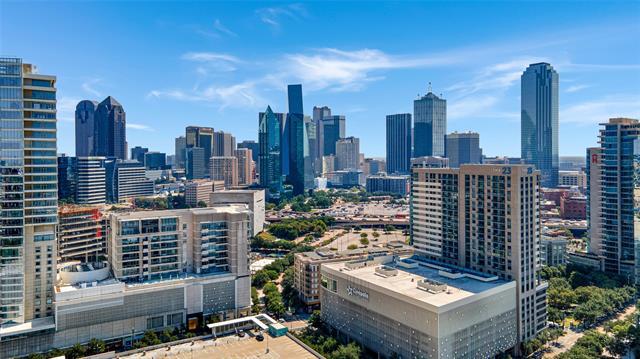 Foto del edificio - 2408 Victory Park Ln