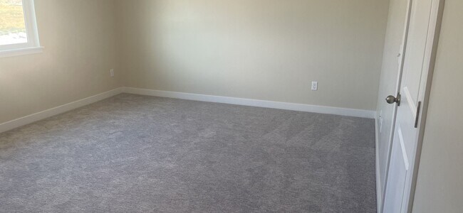 Building Photo - Brand New Townhome on Hilltop Haven