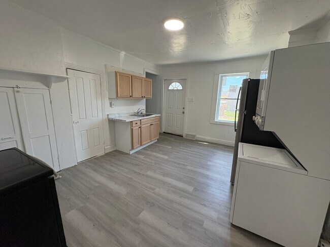 Foto del edificio - Newly Renovated Three-Bedroom, One Bathroom Row Home - Special Available – Contact Our Office for...