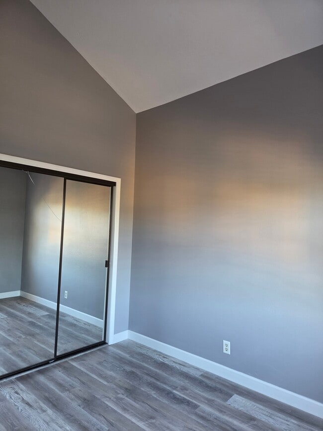 Building Photo - 2721 Ivanhoe Ave