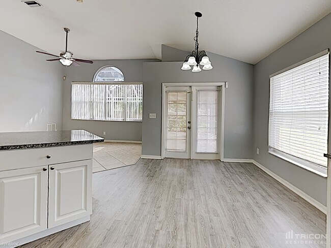 Foto del edificio - 8821 Key W Cir