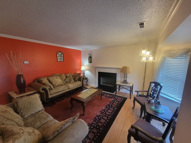 Foto del edificio - 305 Humble Rd