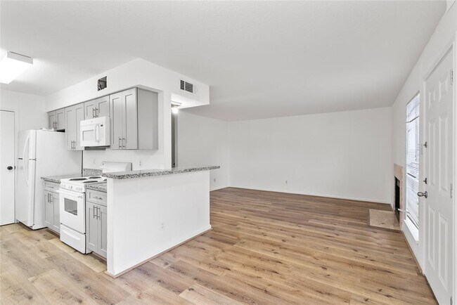 Foto del edificio - 6500 Sands Point Dr