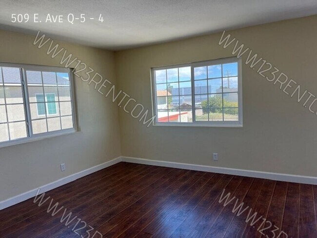 Building Photo - 509 E Ave Q-5