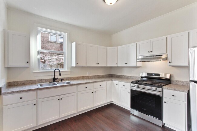 Foto del edificio - Spacious Four Bedroom Home located in York...
