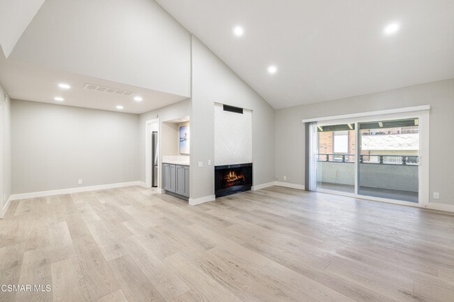 Foto del edificio - 31535 Lindero Canyon Rd