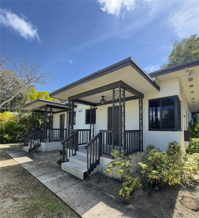 Foto del edificio - 560 NE 69th St