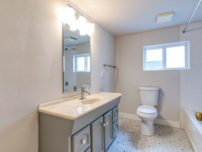 Building Photo - Beautifully remodeled corner lot Roosevelt Home