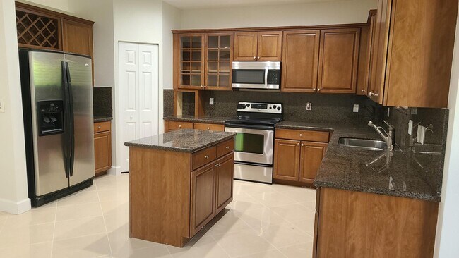Building Photo - 2813 S Evergreen Cir