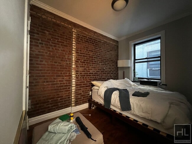 Building Photo - E 9TH ST.