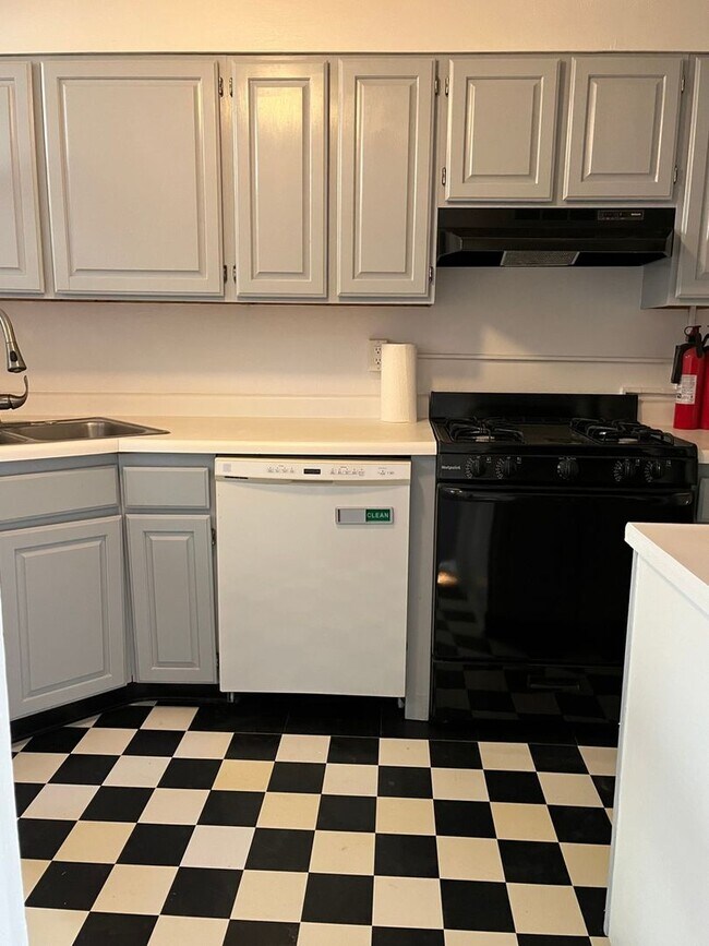 Building Photo - 3 Bedroom Single Family Home in Pittsburgh...