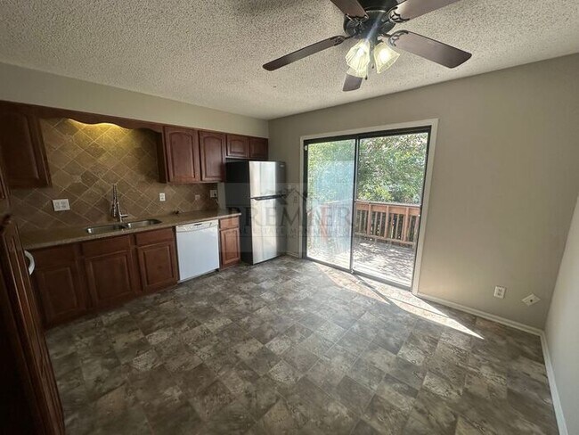 Building Photo - 3 bed / 1 bath duplex for rent - $1425- re...