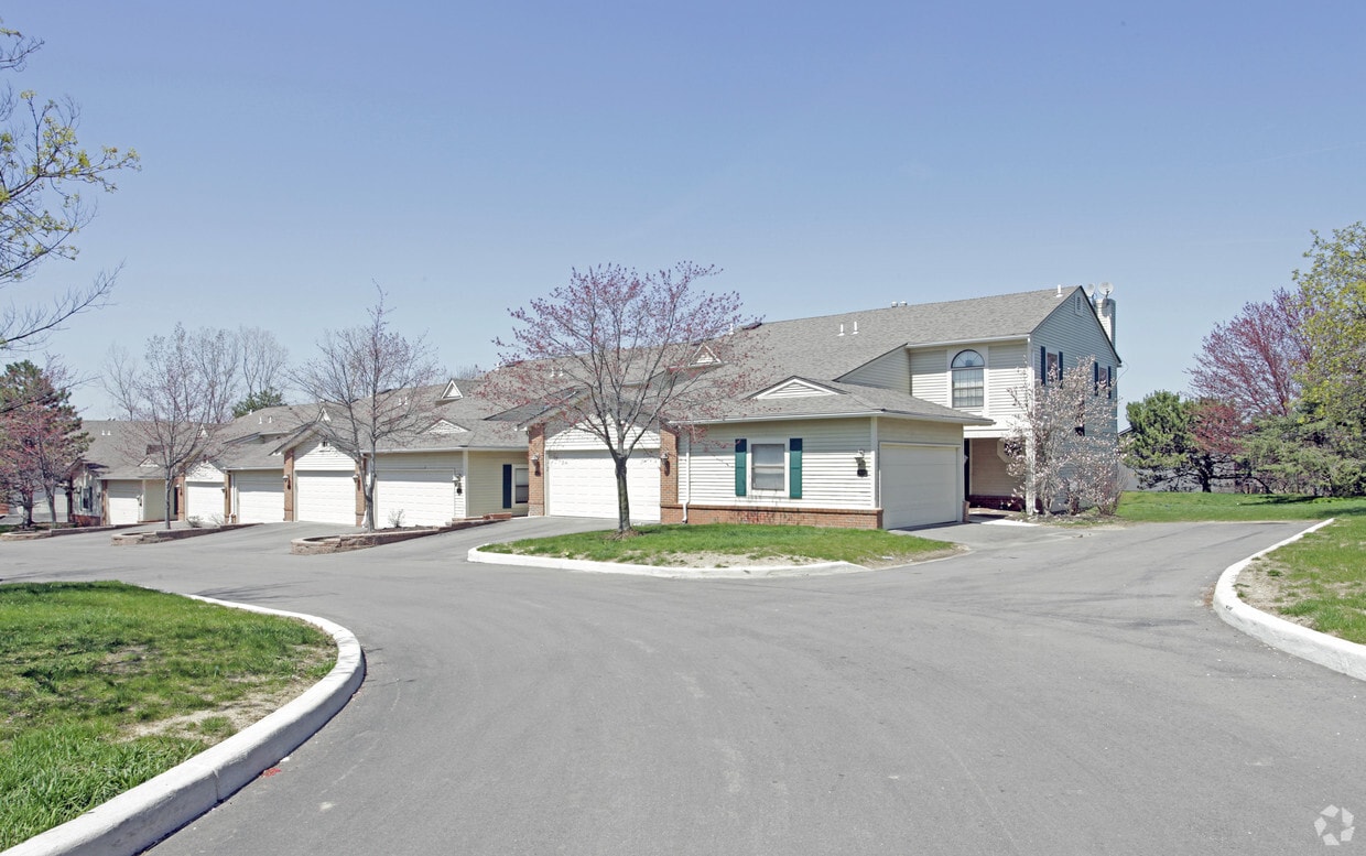 Walnut Woods Condominiums Apartments West Bloomfield, MI