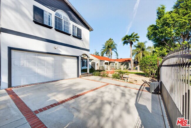 Foto del edificio - 6257 Bluebell Ave