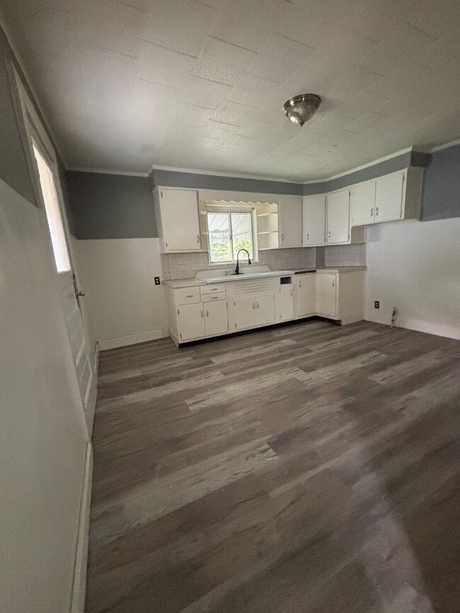 Building Photo - 3 Bdrm Newly Renovated